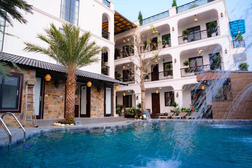 a swimming pool in front of a building at Tam Coc Diamond Premium Hotel & Spa in Vũ Lâm