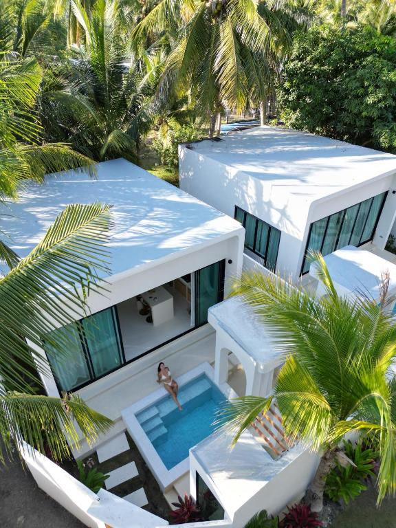 an aerial view of a house with a man in a swimming pool at Eterno Villas in Salad Beach
