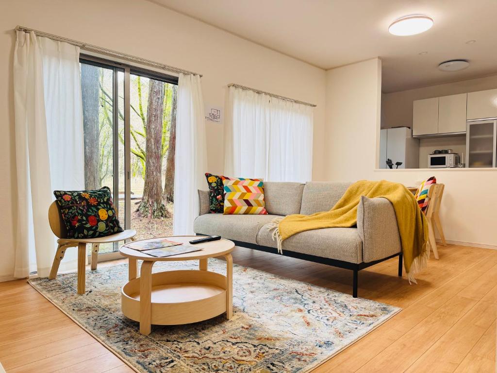 a living room with a couch and a table at 晴川-箱根Hotel-KA0575 in Sengokuhara