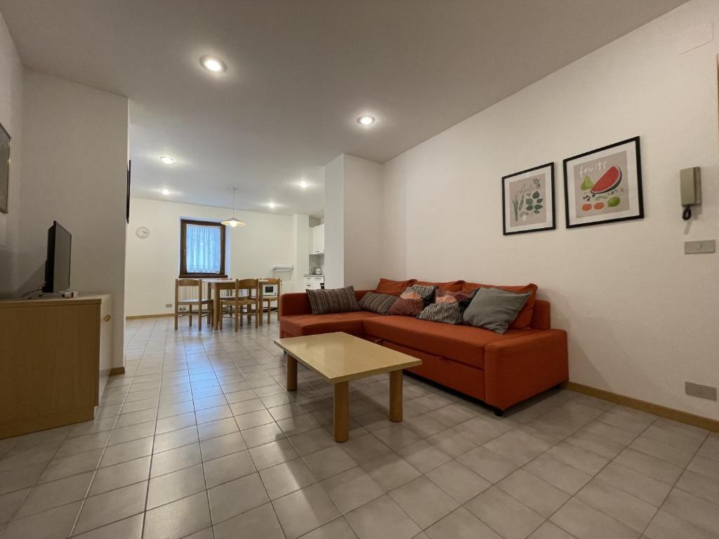 a living room with a couch and a table at Appartamento Vadaione Est in Giustino