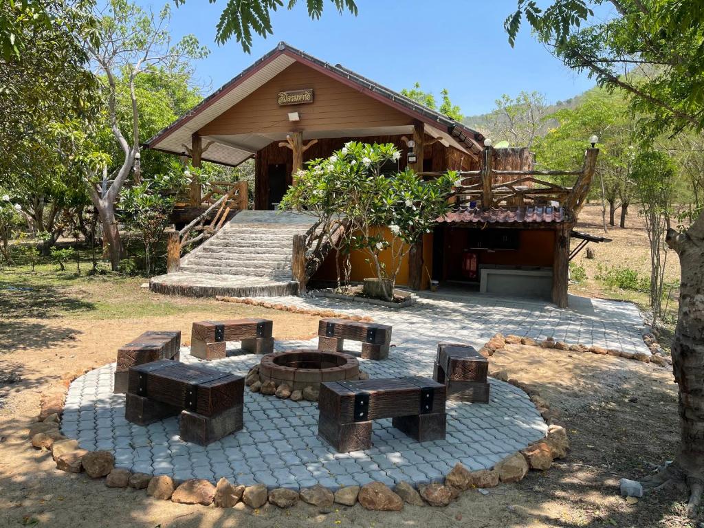 a building with a picnic table in front of it at ไร่ภูตะวัน in Ban Muang Ton Mamuang