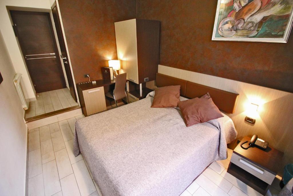 Postel nebo postele na pokoji v ubytování Hotel Charter