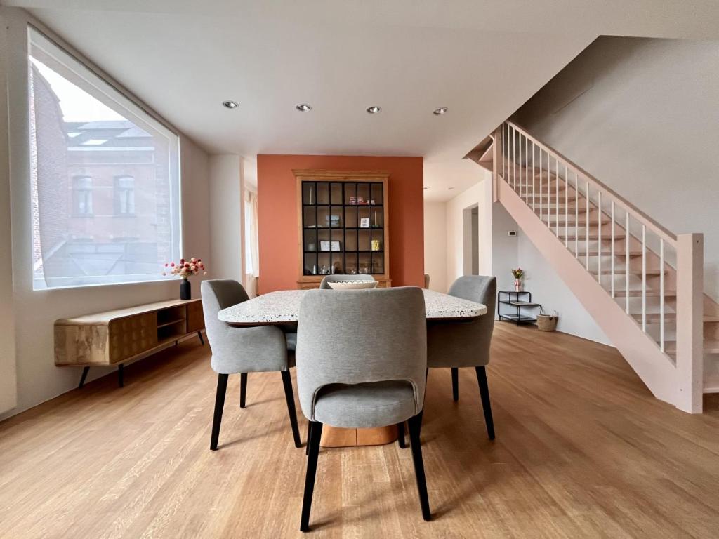 ein Esszimmer mit Tisch und Stühlen in der Unterkunft De Durme in Temse