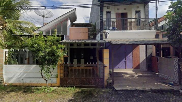a house with a fence in front of it at DD Homestay in Banyuwangi