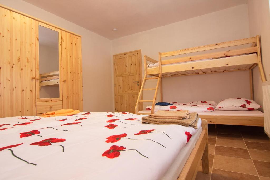 Postel nebo postele na pokoji v ubytování Red Pine Apartments