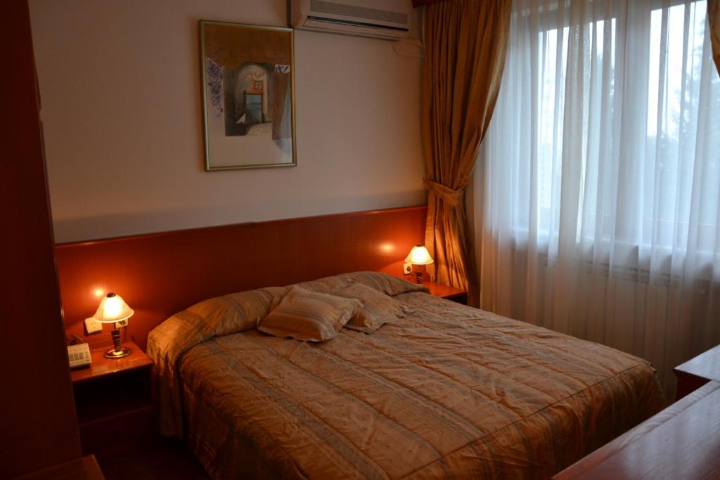 Postel nebo postele na pokoji v ubytování Hotel Dva Bisera