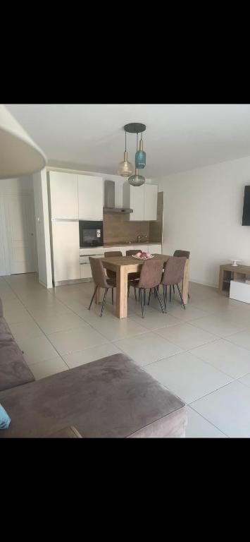 a kitchen and dining room with a table and chairs at MaVi Apartament in Castel di Sangro