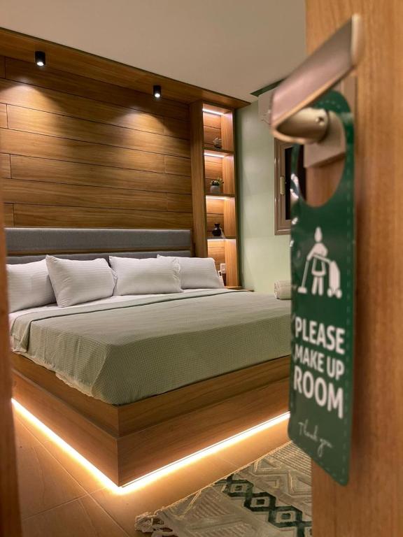 Un pat sau paturi într-o cameră la Elite suites