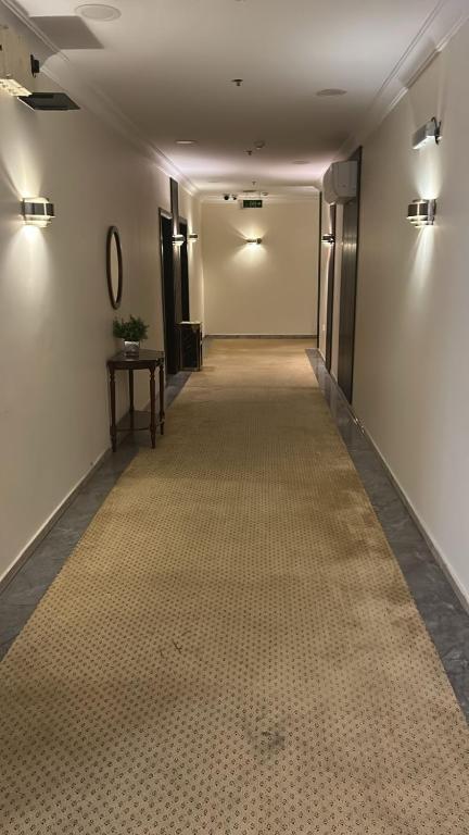 an empty hallway with a carpet on the floor at فندق اسيل نجمة واحدة in Salhabah