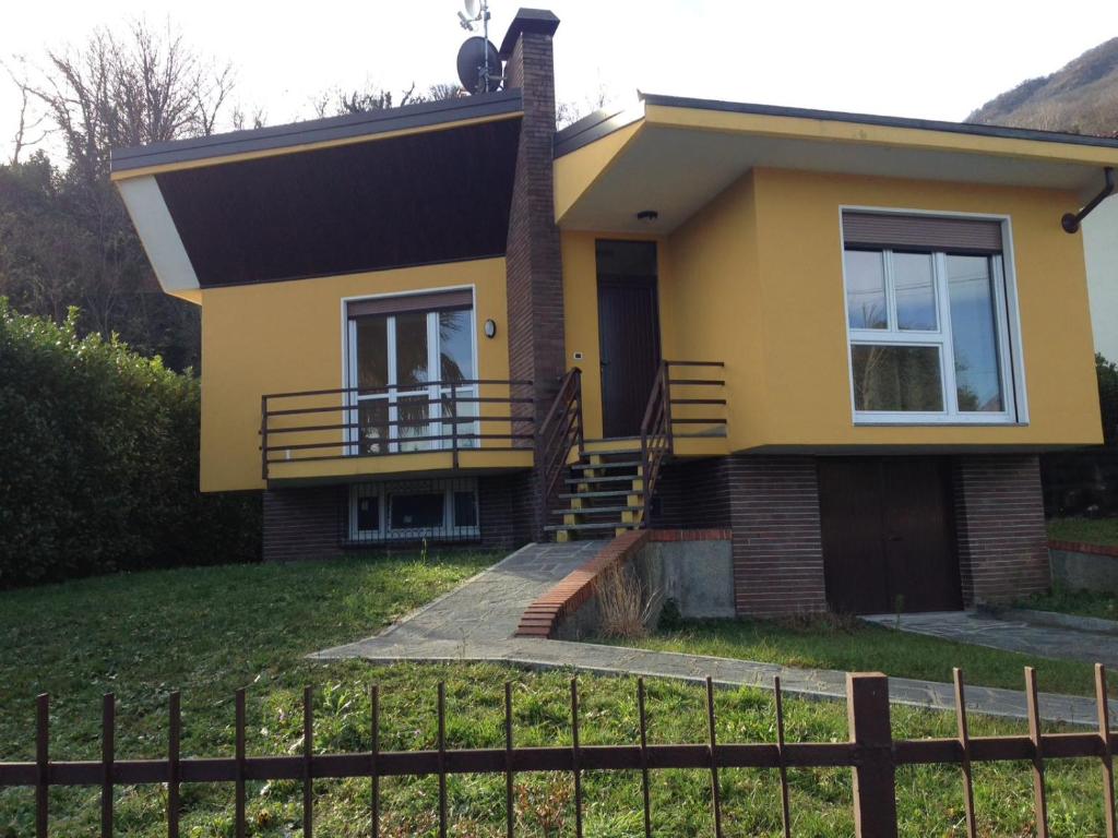 バヴェーノにあるVilletta in Tranquillaの黄色い家
