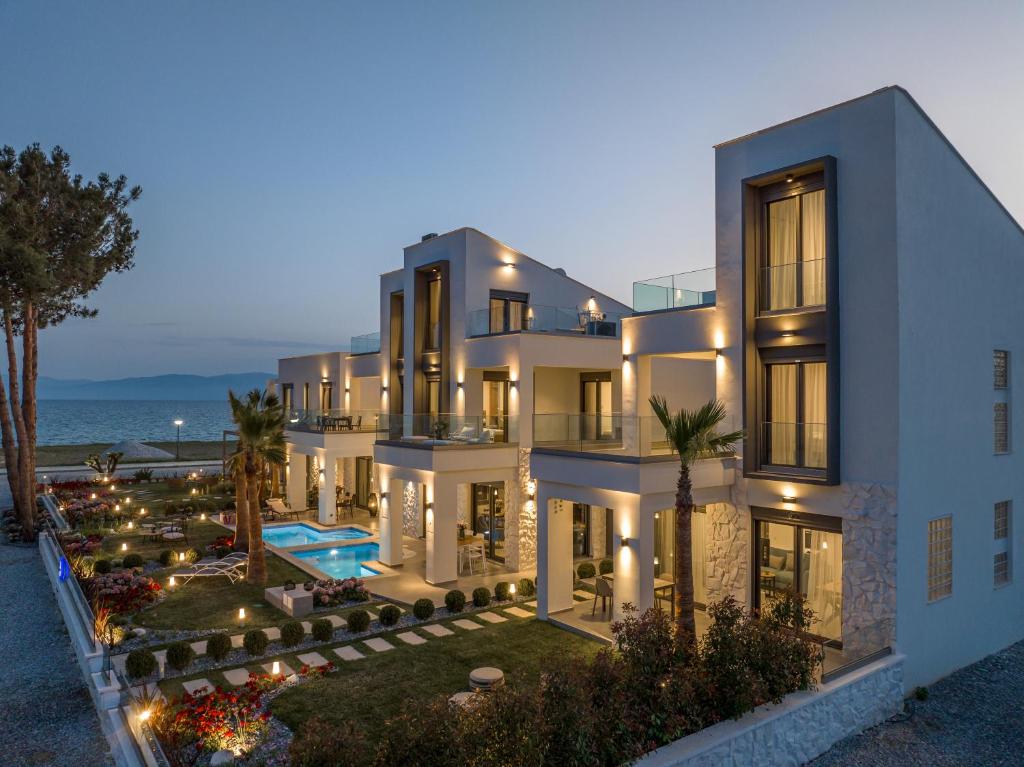 ein großes weißes Gebäude mit Blick auf das Meer in der Unterkunft Sea Residence Complex in Ofrynio