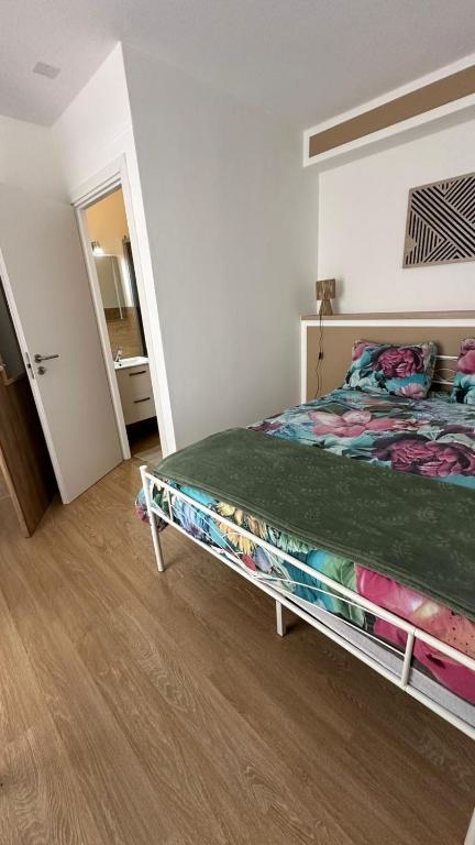 a bedroom with a bed in a room at Chambres mimi deni in Hésingue