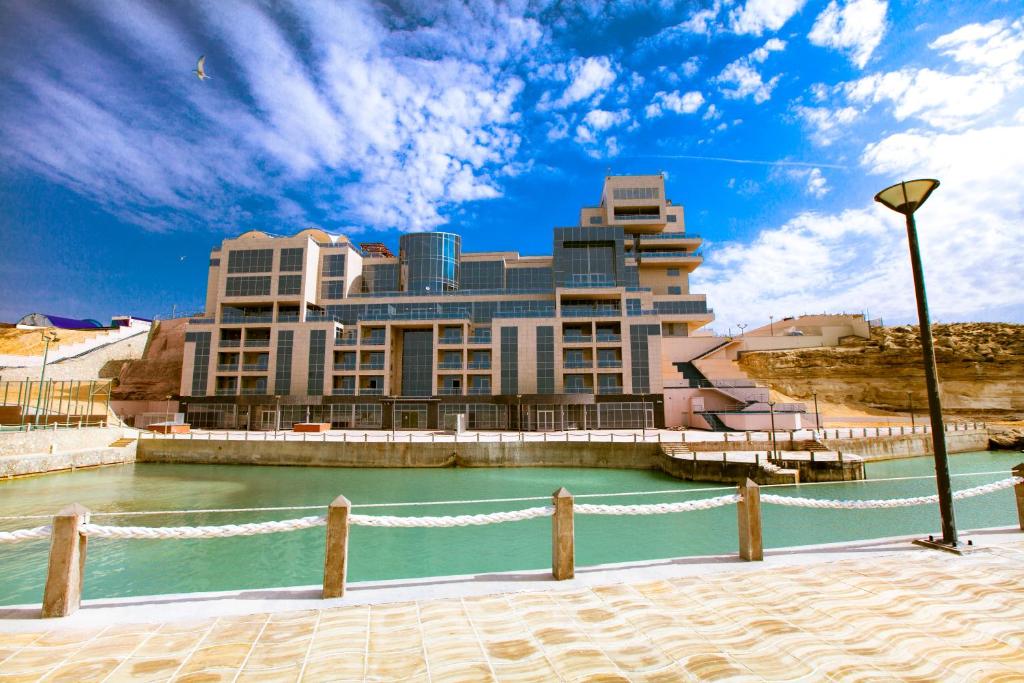 vista su un resort con una cassa d'acqua di Caspian Riviera Grand Palace Hotel ad Aqtau