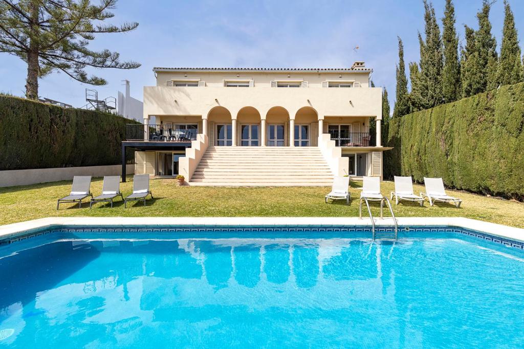 Villa 11 by Lirios Village Marbella - Fantastic Location, Private Pool, Ping Pong table & more