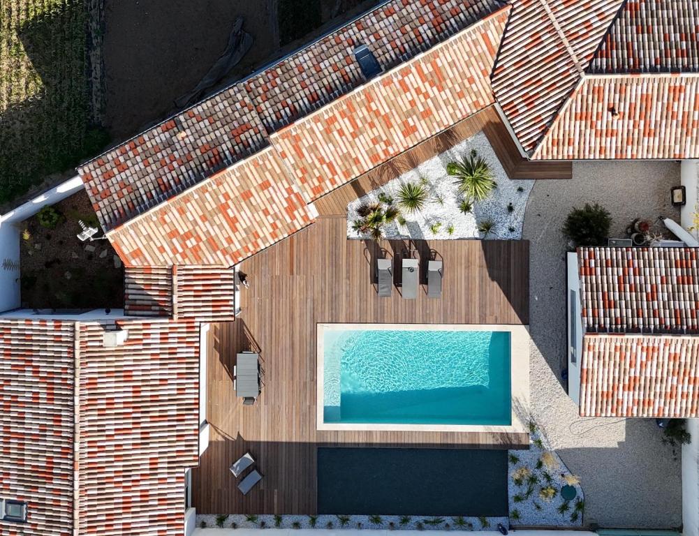 Draufsicht auf einen Swimmingpool auf einer Holzterrasse in der Unterkunft Villa Marcus in Sainte-Marie-de-Ré