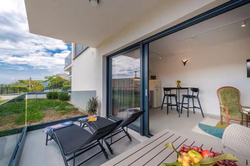 Studio Apt Four M