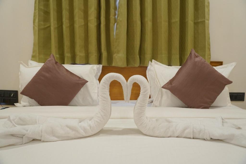two swansrendered to look like they are on a bed at Palm Glow Resort in Daisara