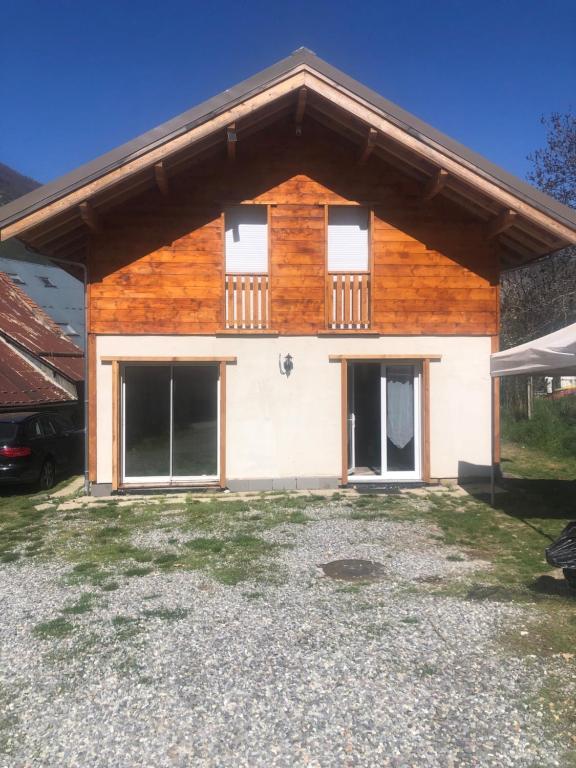 a house with a lot of windows at Chalet de montagne, très confortable, neuf in LʼArgentière-la-Bessée