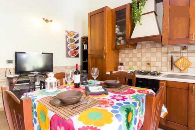 una cucina con tavolo e una tovaglia colorata di Casa Epicarmo a Siracusa