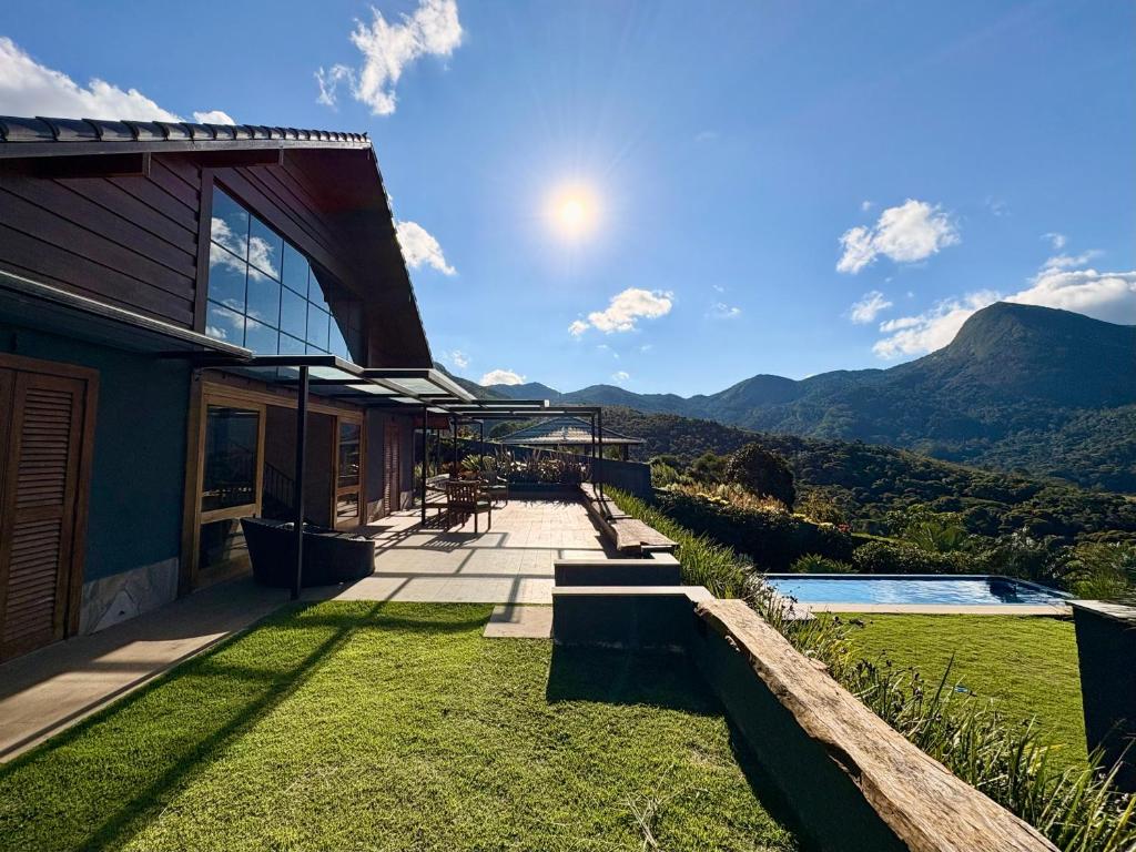 a house with a view of the mountains at Casa 02 Monte Boa Vista - Casa de 4 Suítes com Vista Deslumbrante in Teresópolis