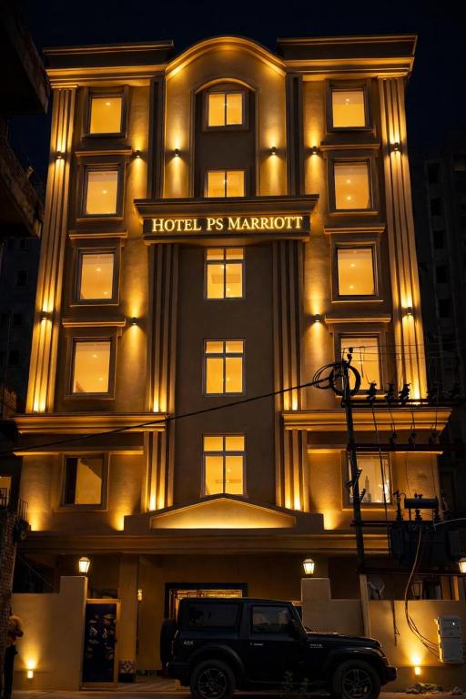 Ein vor einem Hotel geparkter LKW gehört Marriott in der Unterkunft PS Marriott Hotel in Patna