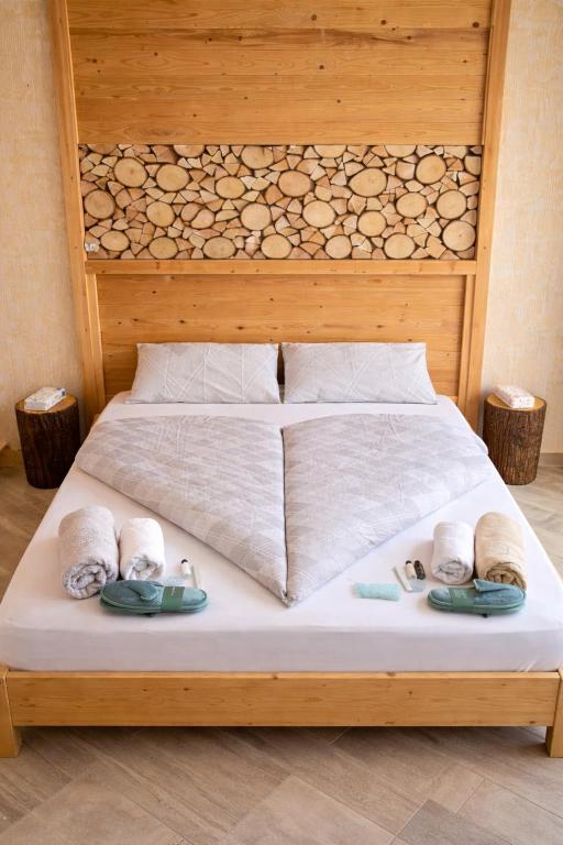 a bed with towels and shoes on top of it at Padova in Cedro in Padova