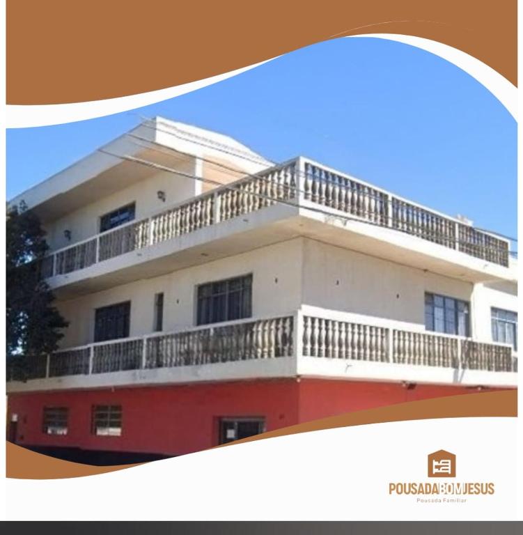a building with a balcony on top of it at Pousada Ponta Grossa in Ponta Grossa