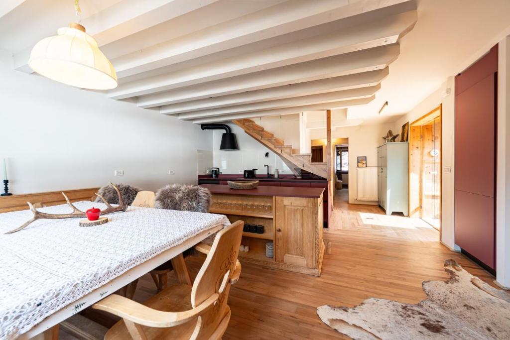 a kitchen and dining room with a table and chairs at Cesa del Volp in Canazei