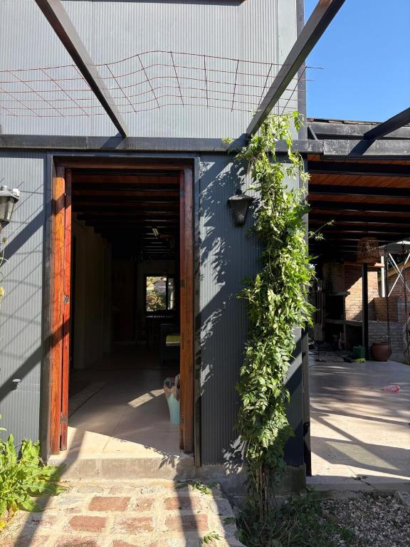 Suma Qamaña - Casa en la montaña al lado del río