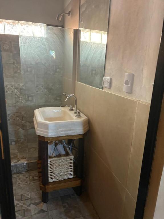 Suma Qamaña - Casa en la montaña al lado del río