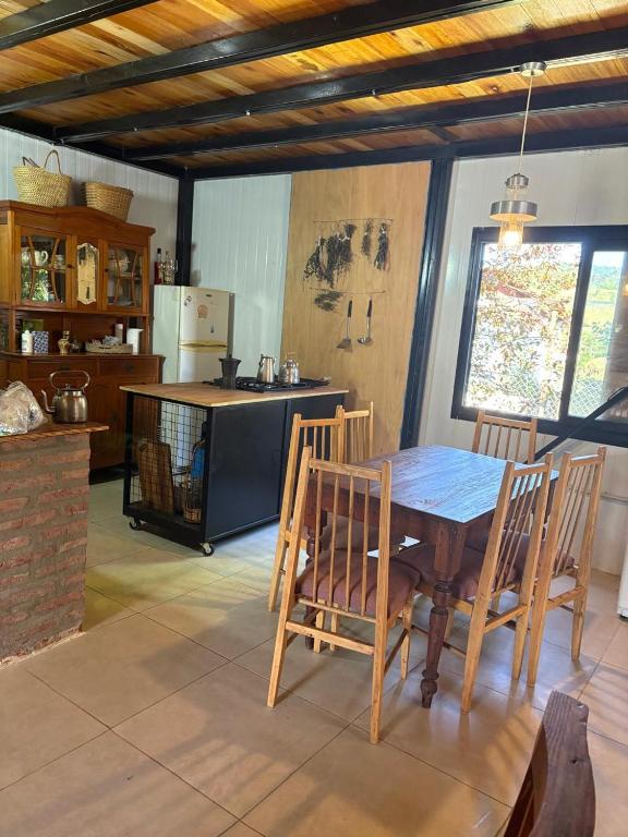 Suma Qamaña - Casa en la montaña al lado del río