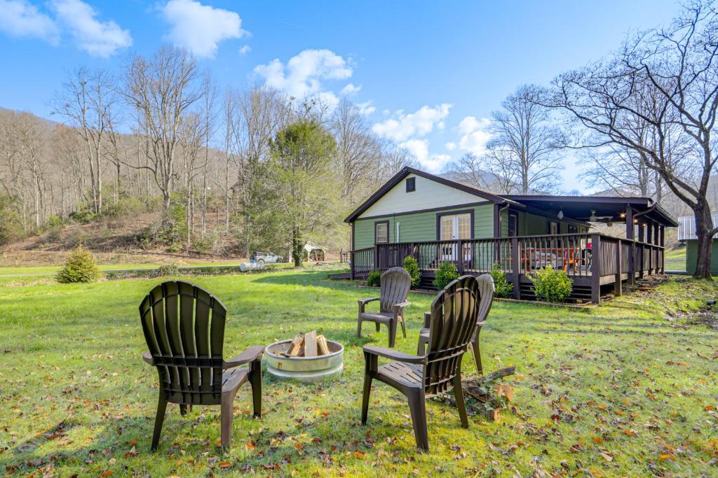 three chairs sitting in the grass in front of a house at Quaint Mountain Charm! Robbinsville Hideaway in Robbinsville