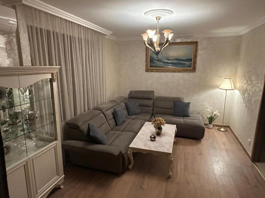 a living room with a couch and a table at Appartement in Oberschaeffolsheim