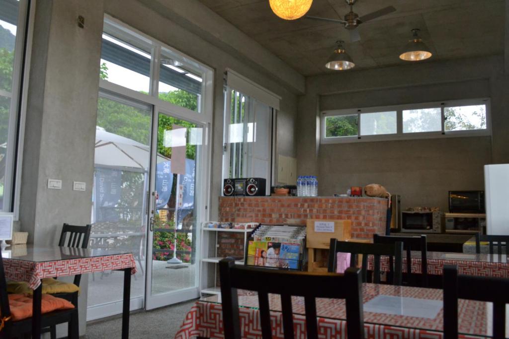 成功鎮にあるDavid Samstrong Lite 小馬客棧 果園のダイニングルーム(テーブル、椅子、窓付)