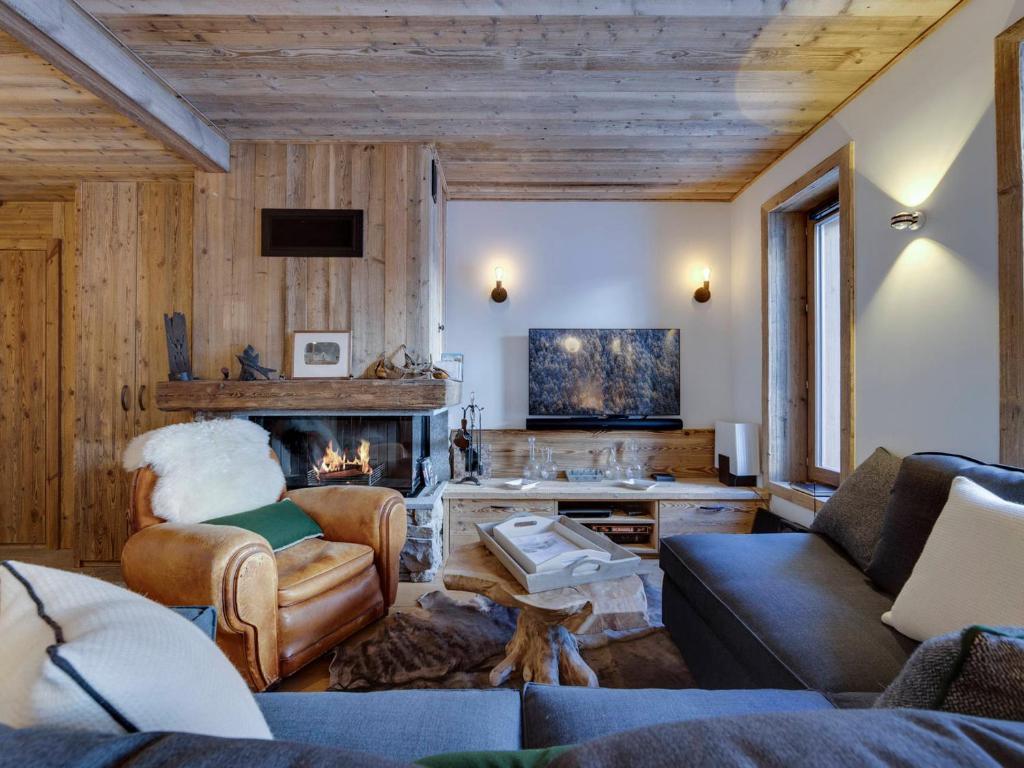 Superbe duplex 68m² avec cheminée, 2 chambres, parking intérieur, et services inclus à Val d'Isère