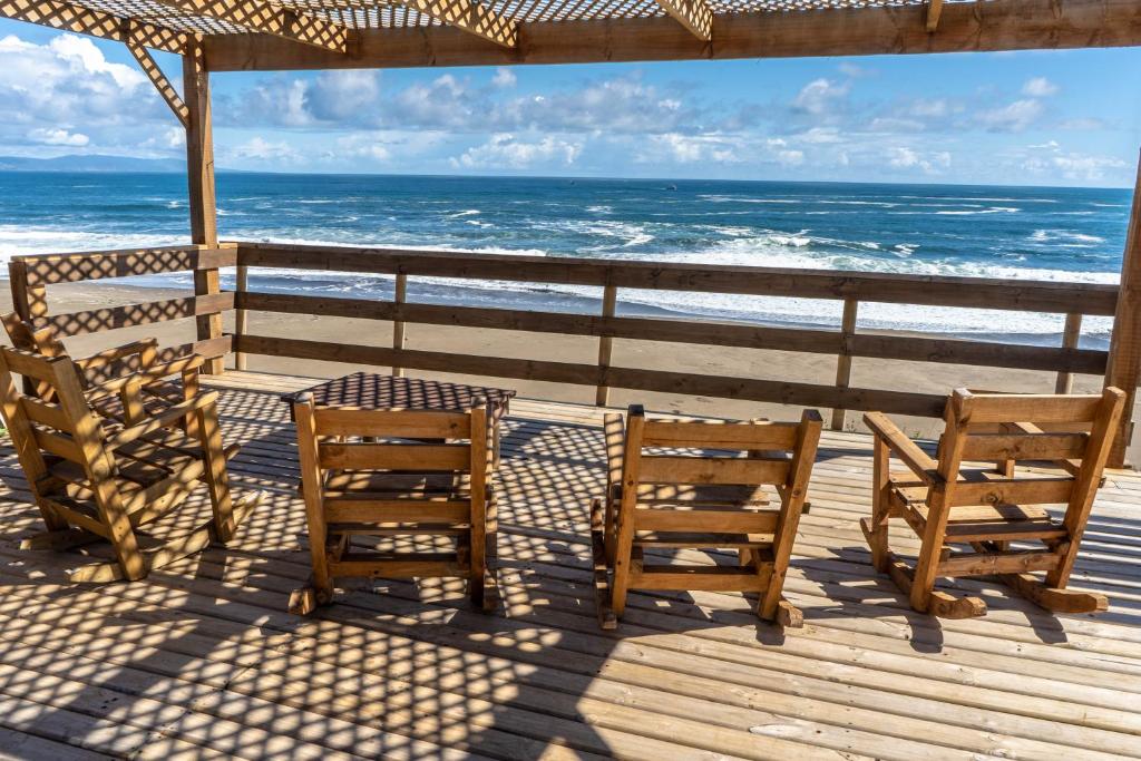 Beachfront Domos Curiñanco vista al mar - Housity