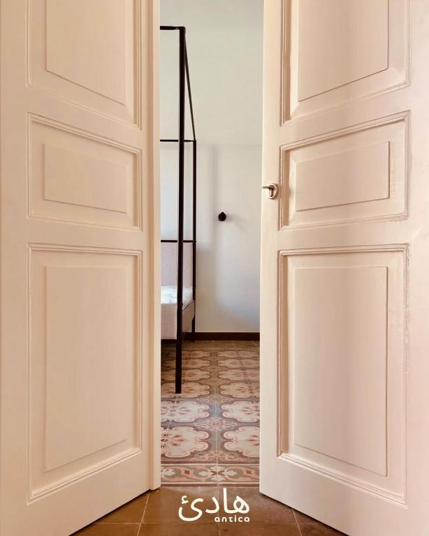 eine offene Tür in einem Zimmer mit Teppich in der Unterkunft Isula Antica in Floridia