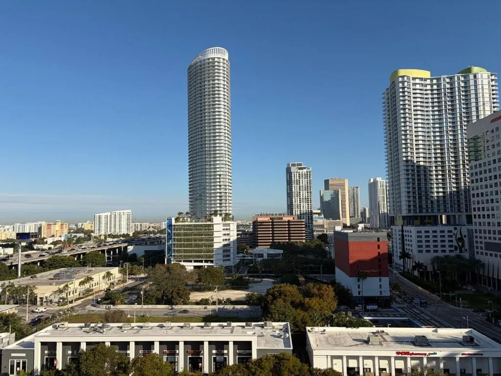 Modern Brickell Apartment Free Parking Pool and Gym