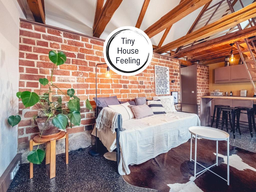 a bedroom with a bed and a brick wall at Molly Moll - Mini Ferienhaus in Kyritz, einer charmanten Stadt im Herzen von Brandenburg in Kyritz