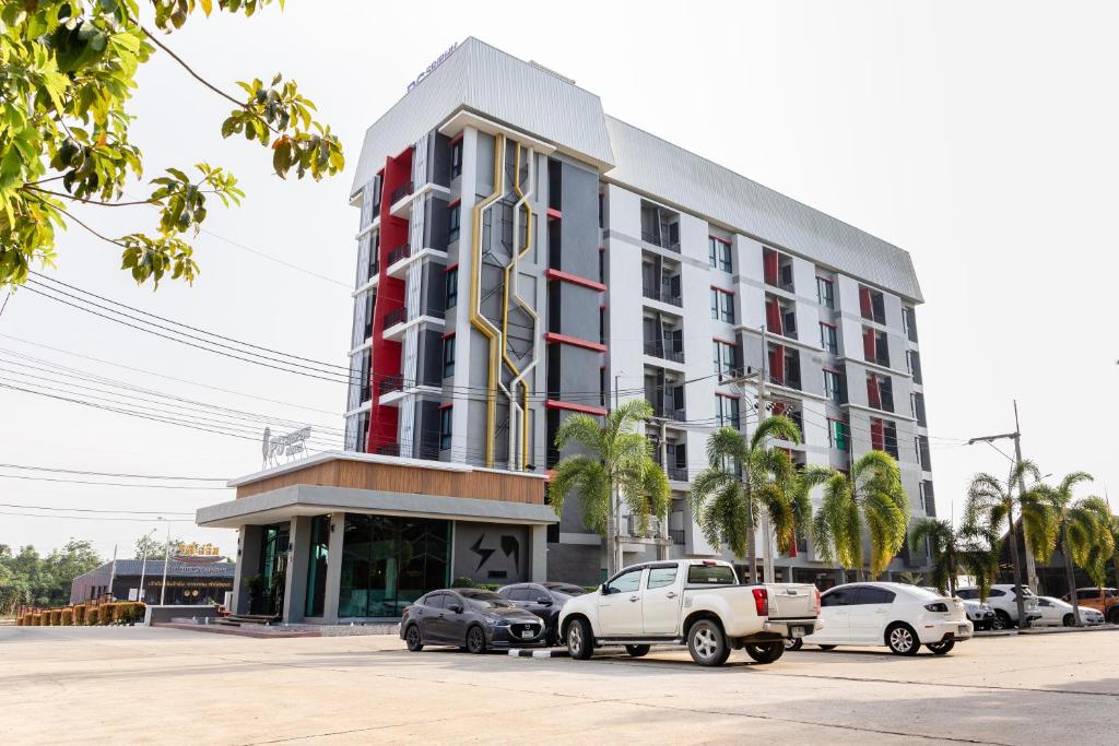 ein großes Gebäude, vor dem Autos parken in der Unterkunft Ps Sriphu Hotel in Hat Yai