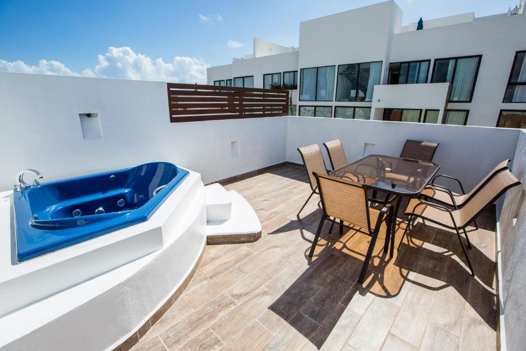 a balcony with a table and a tub on a building at Ph and apartments riviera Maya in Playa del Carmen