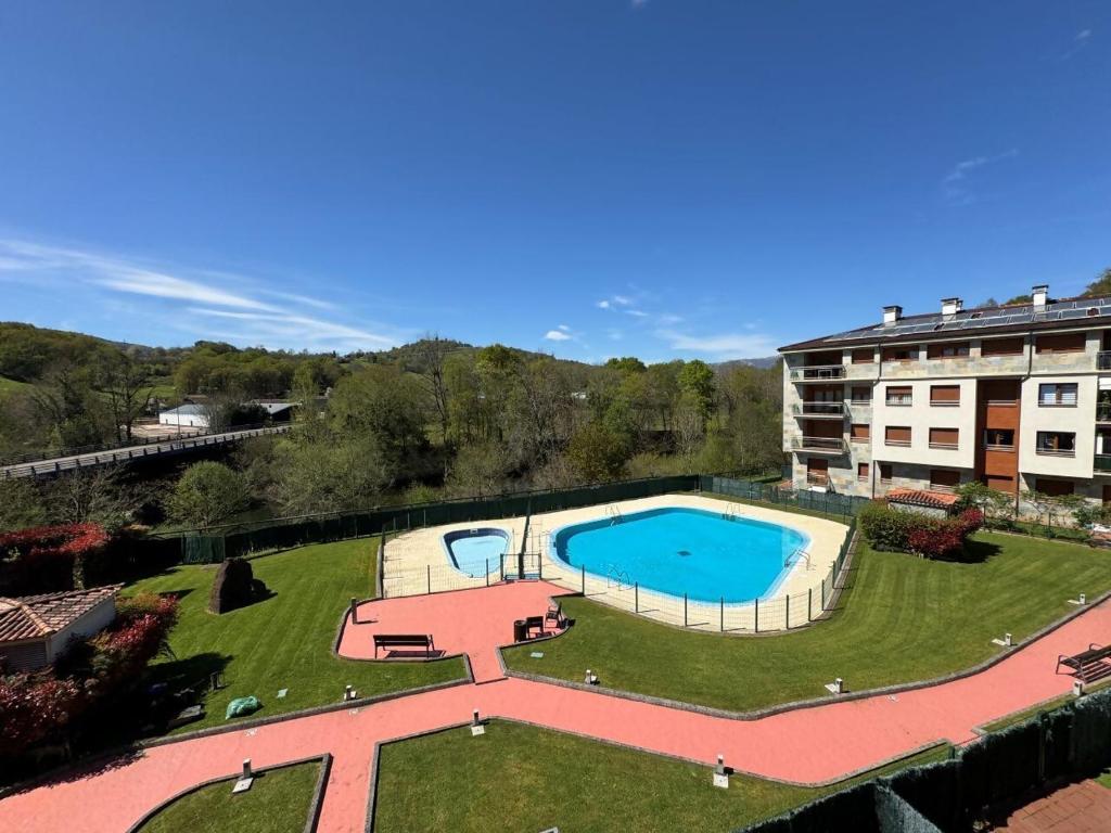 an aerial view of a large yard with a swimming pool at Apartamento El Abuelo en Cangas de Onís in Cangas de Onís