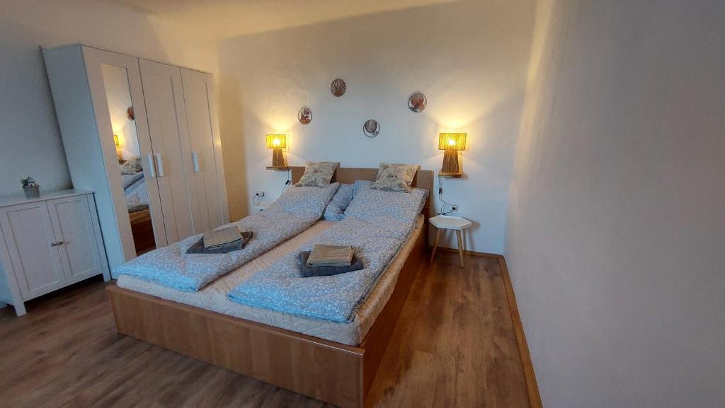 a large bedroom with two beds with blue sheets at Konyhadűlő Vendégház in Kiskunmajsa