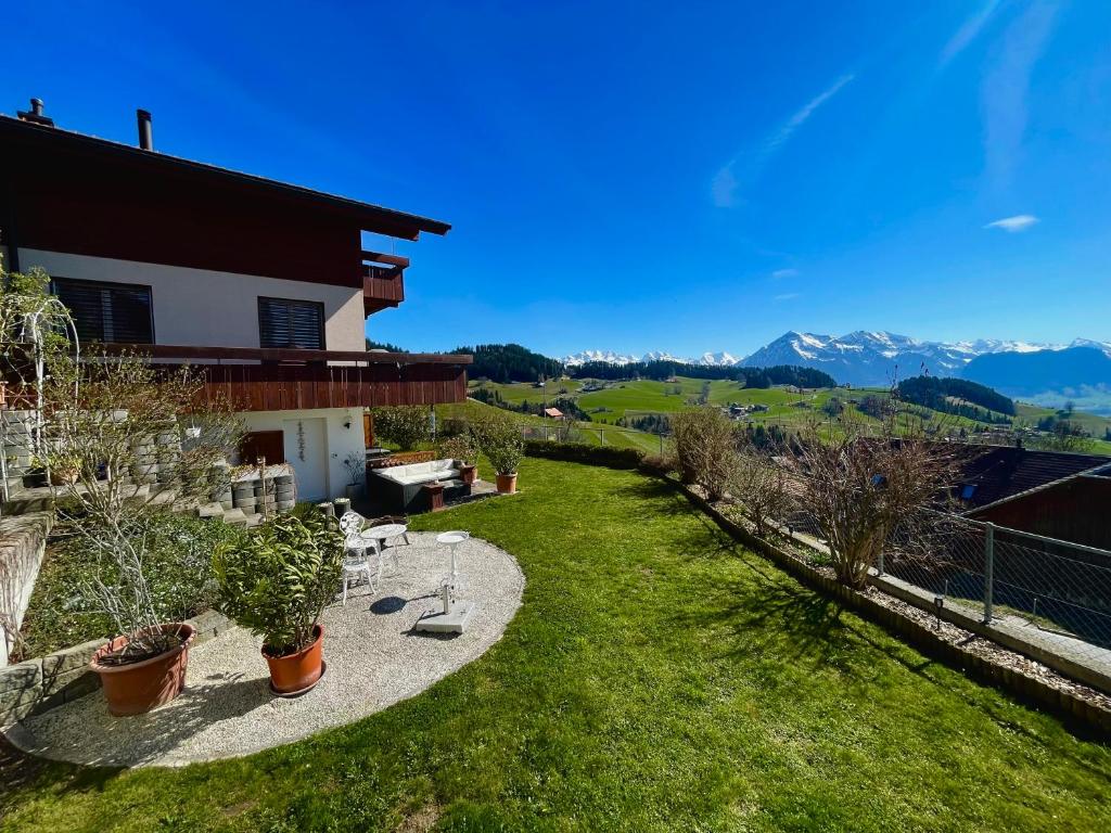 a view of a house with a yard with plants at Studio der Alpen in Thun