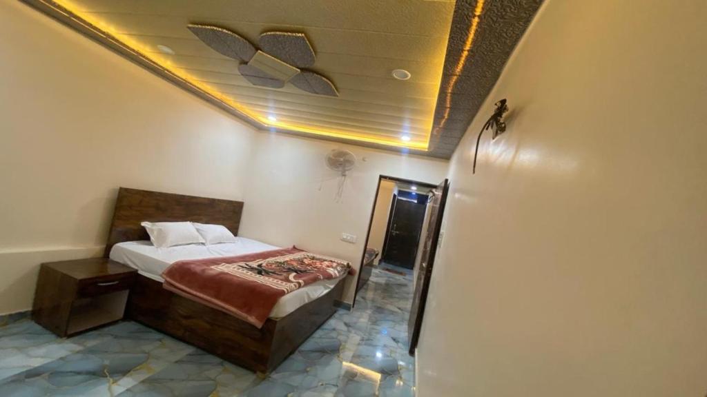 a bedroom with a bed and a ceiling at Nishad Raj bhawan in Vrindāvan