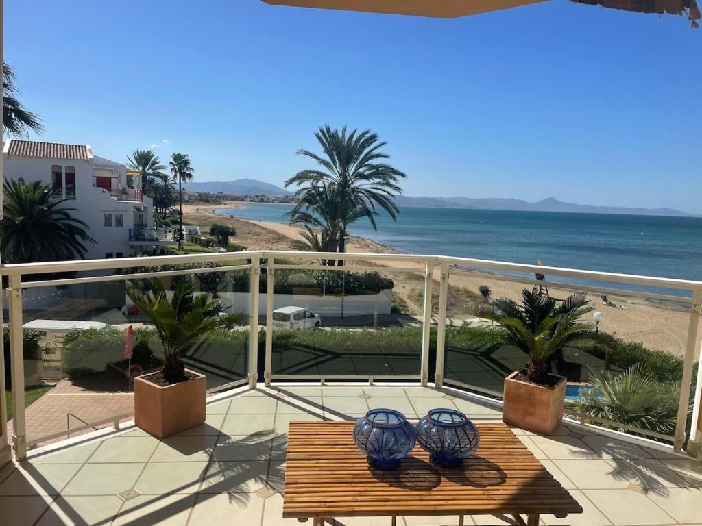 Luxury beachfront - 4 double rooms 3 bathrooms