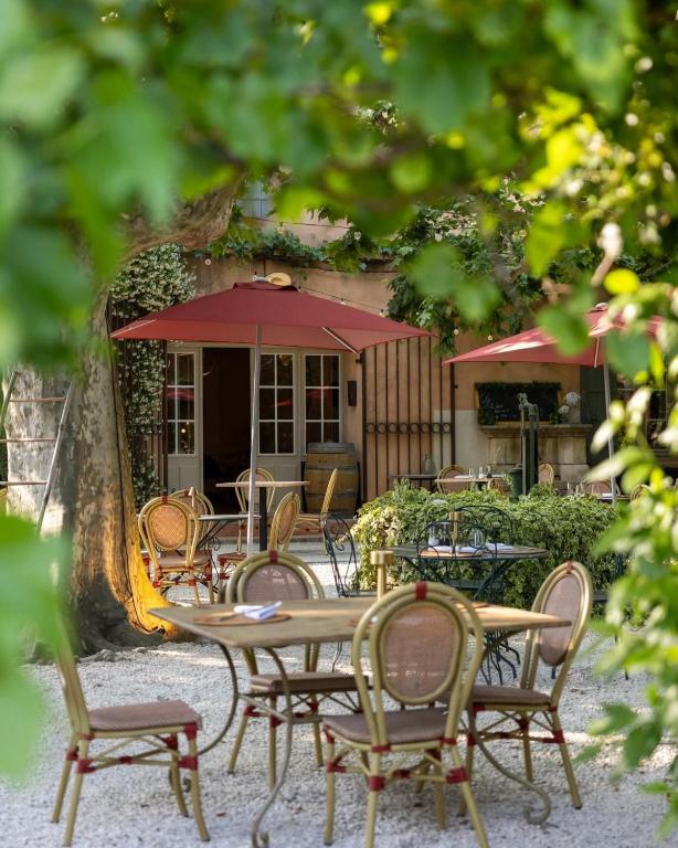 Domaine des Grès Luberon - Hôtel 4 étoiles - Restaurant Sous les Platanes - Restaurant 901 côté piscine