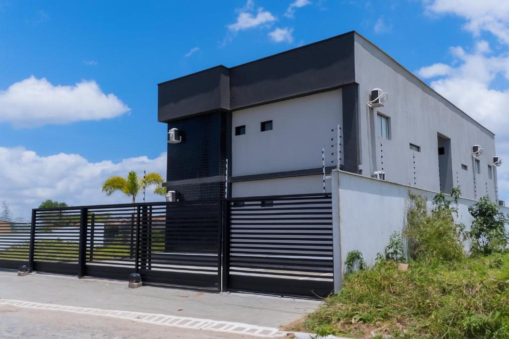 a black and white building with a gate at Bananeiras Solar in Bananeiras