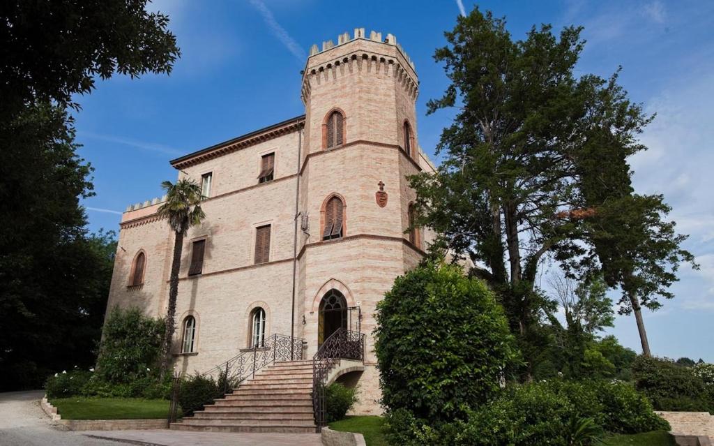 un gran edificio con una torre encima en Castello Montegiove, en Fano