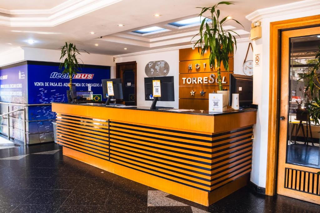 ein Restaurant mit einer gelb-schwarzen Theke in der Unterkunft Torre Sol Hotel & Eventos in Balneário Camboriú